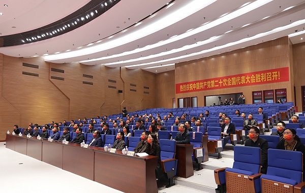 1665916330182058714.jpg 2-学校组织师生收看党的二十大开幕直播(记者 朱婷婷 摄).jpg
